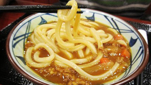 人气美食 热到逆天！面条躺在“凉席”上……
