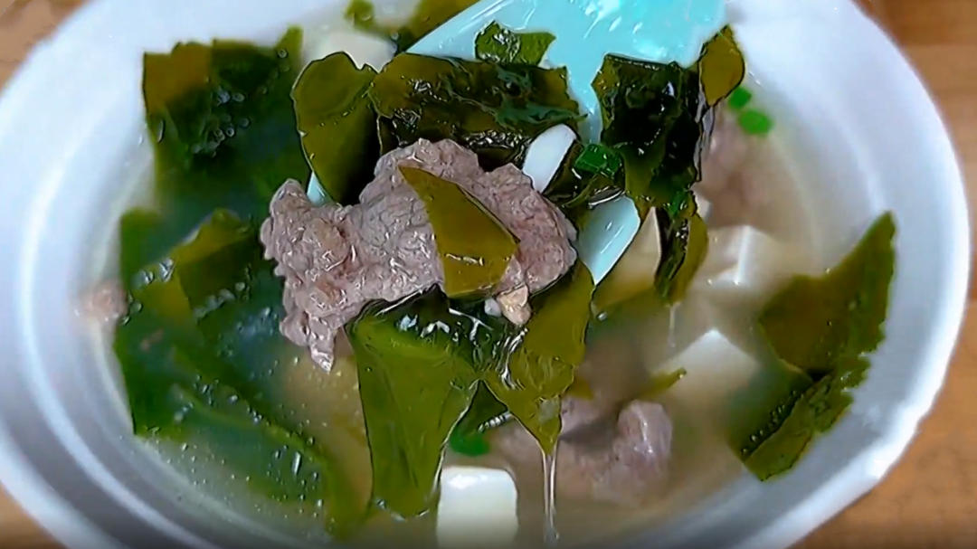 人气美食 裙带菜牛肉汤 牛肉鲜嫩有技巧