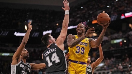 NBA常规赛-浓眉哥35+17 威少33+10 湖人险胜马刺