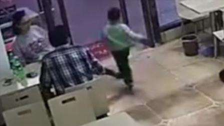 幼童掀门帘不慎打到孕妇 疑被其故意绊倒