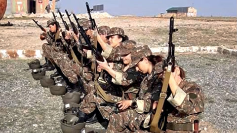 亚美尼亚背水一战！大批年轻女兵扛AK上阵，存亡时刻拒当花瓶