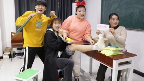 美女家务事 “要不要”大挑战，游戏黑洞小晴倒贴老师15包粘土，这运气衰爆了