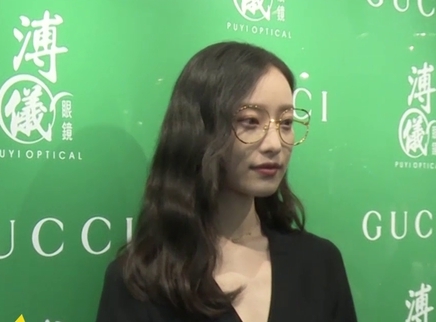 饭爱豆娱乐 倪妮黑色深V连体裤秀锁骨