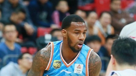 CBA 18/19赛季 天津VS新疆第三节：亚当斯火力全开，新疆单节砍下47分