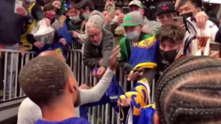 NBA热辣资讯 凯尔特人球迷围着库里要签名！球迷：小学生这也太受欢迎了！