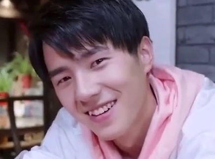 刘昊然花絮，还要喂你们薯片？