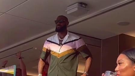 NBA热辣资讯 詹姆斯现身超级碗现场！这样子像不像你看到老詹扣篮后的反应！