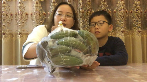 梁小轩和轩妈试吃各种美食 试吃“红皮香蕉”