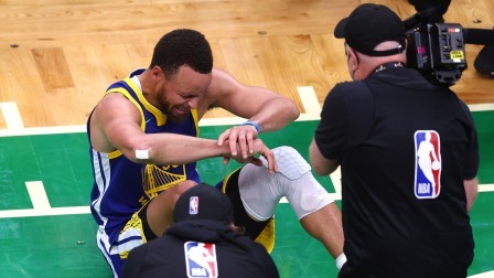 NBA热辣资讯 情绪到达极点！库里眼眶通红 在场上痛哭！