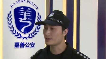 说天下 学生比赛拔河 班主任手势夸张扎马步为学生加油