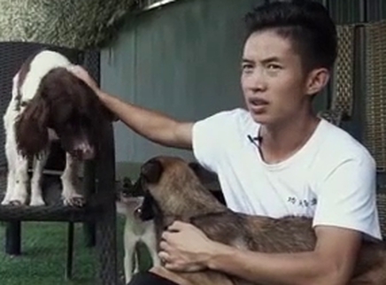 二更视频 帅哥训犬师让汪拿到飞盘七连冠