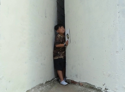 新闻大求真 孩子卡墙缝如何正确救援？