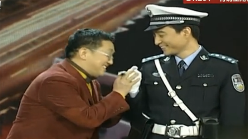 欢乐集结号 车厢变成图书馆 交警守护保平安