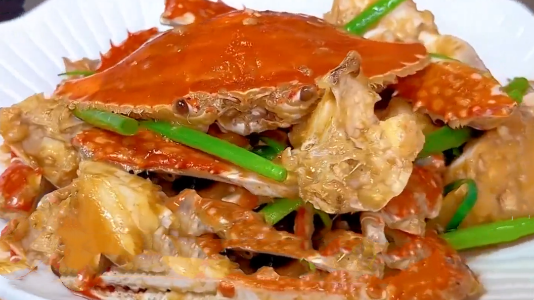 人气美食 梭子蟹正当季 葱姜炒制有技巧