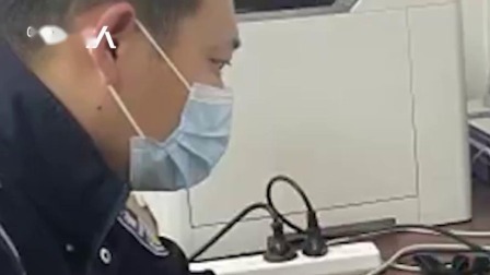 @所有人 红灯倒数剩一秒，8岁男童横穿马路被撞倒