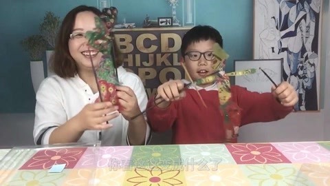 梁小轩和轩妈试吃各种美食 试玩“民间艺术皮影”