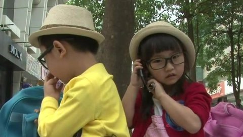 饭没了秀 小妞称自己是白雪公主 给妈妈变面膜