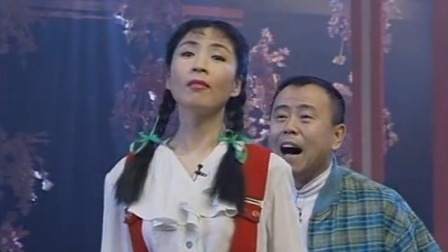 央视1996春晚 潘长江阎淑萍《过河》，舞台上两人又唱又跳默契十足