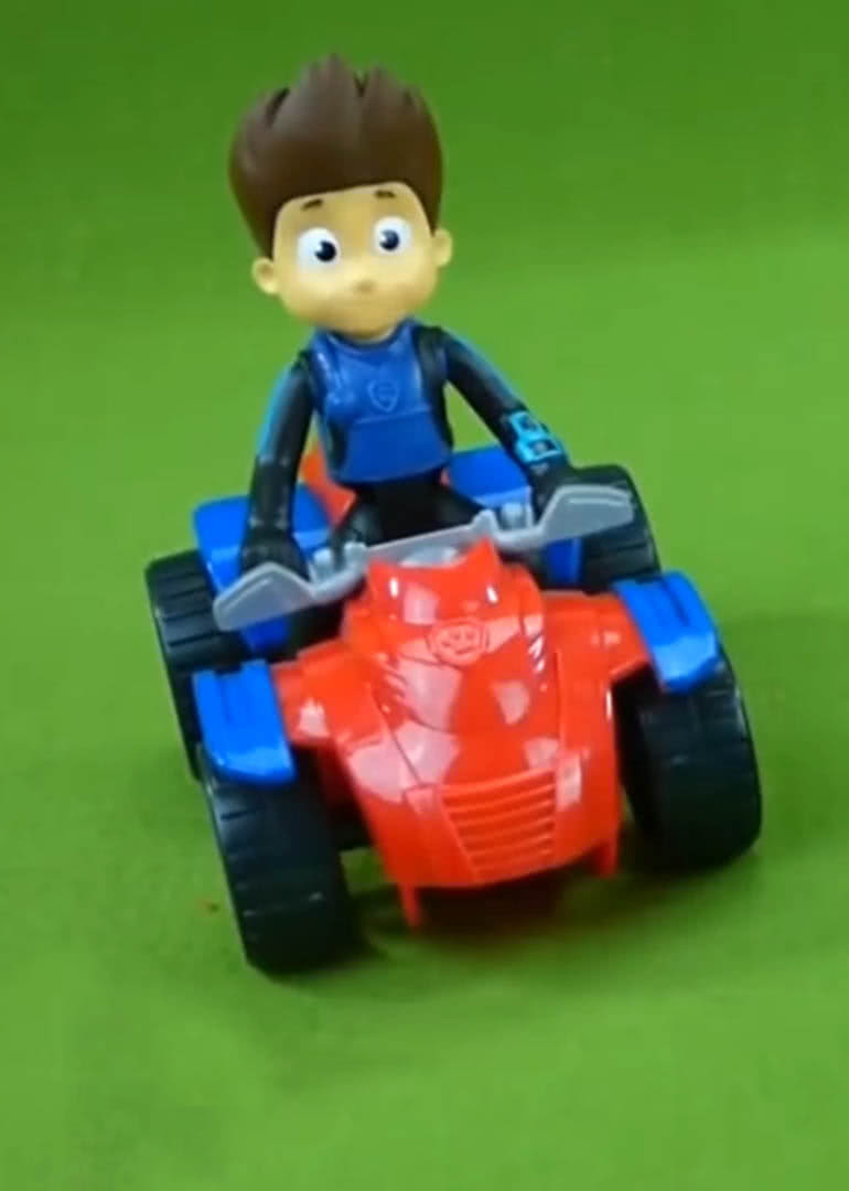 狗狗救援队的玩具拆封