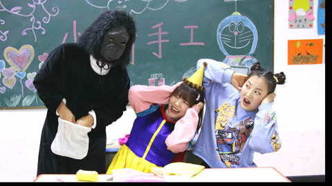 美女家务事 怪物1：学生一起玩粘土，班里突然出现个怪物，到底是谁的恶作剧