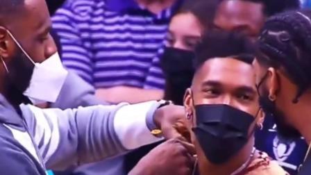 NBA热辣资讯 詹姆斯在场边为蒙克整理衣服！看来蒙克下赛季高薪稳了！