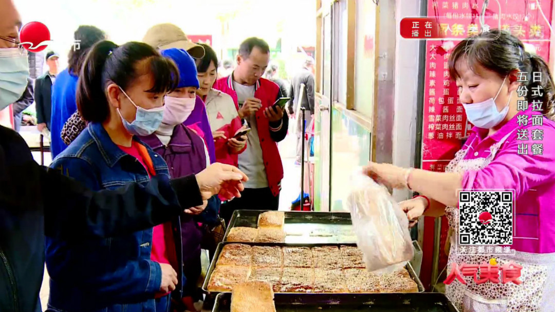 人气美食 长宁西法华市场 咸甜芝麻饼人气大不同？