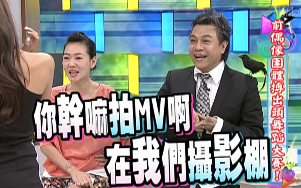 摄影师卖力捕捉画面