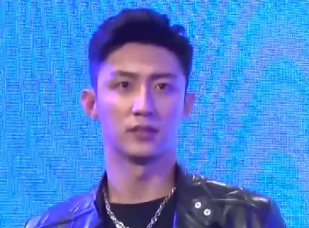 饭爱豆娱乐 黄景瑜皮衣尽显型男魅力