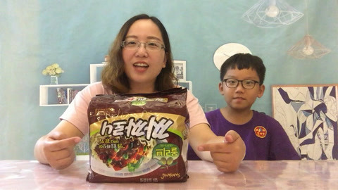 梁小轩和轩妈试吃各种美食 试吃“三养炸酱面”