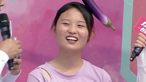 萌娃街舞开场齐亮招 女生头顶茄子来闯关