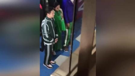 嘻嘻娱乐 2017 11月 张艺兴抬头突然送飞吻 粉丝激动到镜头摇晃 171130