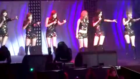 IU kiss&cry Genie(Remix) & Kissing You 2012 SM TOWN World Tour in LA 饭拍版 12/05/20-少女时代