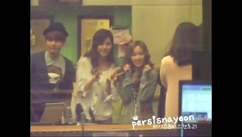 IU kiss&cry Ending (SJ Kiss the Radio) 主TaeYeon 饭拍版 12/05/04-少女时代
