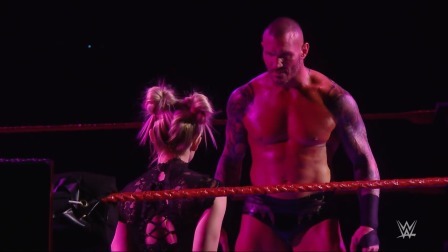 WWE RAW1442期回放-中文原声：小魔女搅局火烧毒蛇双眼
