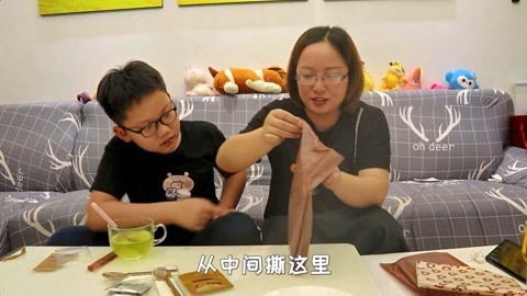 梁小轩和轩妈试吃各种美食 一个放半年还没拆的快递