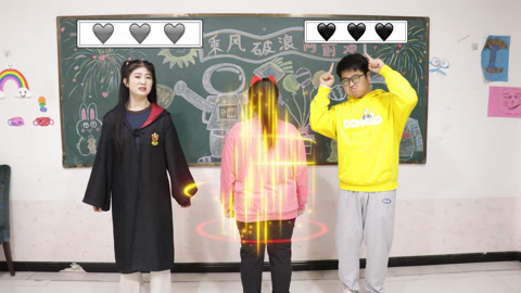 美女家务事 为喜欢的选手投票，大飞使用黑魔法捣乱，你愿意给小晴小红心吗？