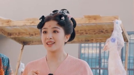 张含韵着唐装惊艳亮相沙雅，携手麦迪娜卖手抓饭