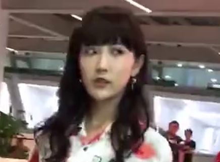 全民路透社 李艺彤出机场宛如T台秀