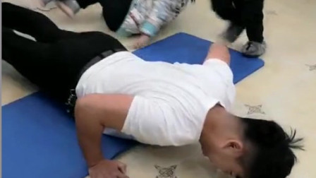 特殊时期 只能在家陪神兽们这样玩了 俯卧撑变成亲子游戏了