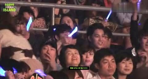 EXO Supershow4 在观众席上面的少年们 饭拍版 12/05/27-EXO-K