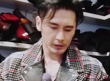 张伦硕夫妇为杰杰妈暖心买鞋