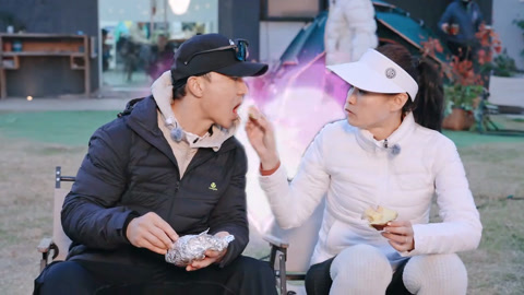 王婉霏甜蜜投喂刘畊宏 张杰宿涵惬意围炉弹唱