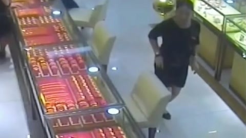 法治中国60分 男子闹市抢金店快速被捕 四川民警截获巨量冰毒
