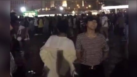 嘻嘻娱乐 2017 11月 窦靖童带周迅现身香港看演出 两人因李亚鹏而成为好友 171120