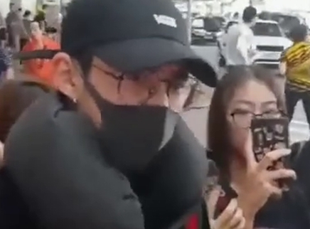 娱乐新鲜爆 王鹤棣调皮对粉丝