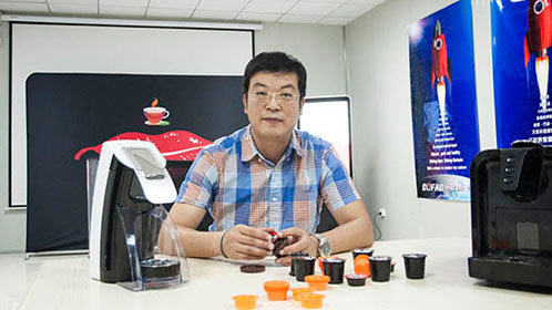 语众不同 土豪花10万畅游太空 巴西惊现女儿国