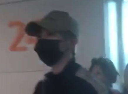 蔡徐坤个站 坤坤抵达机场戒指丢失