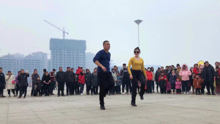 兄妹两个PK跳鬼步舞《简直神同步》大哥跳得太有个性了