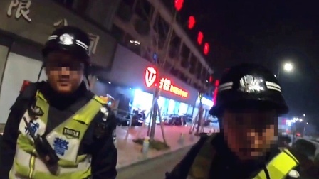 骑手纠正辅警闯红灯 手机被“没收”引冲突