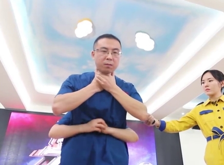 新闻大求真 儿童异物卡喉应该如何自救？